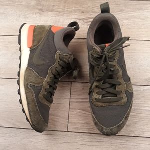 NIKE Women's Internationalist Mid Running Shoes Carbon Green Womens‎ Size 6